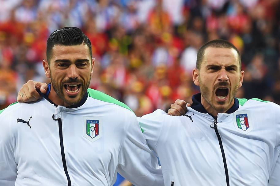 Tutta la grinta di Leo Bonucci e Graziano Pellé durante l&#39;inno nazionale: a Lione l&#39;Italia debutta a Euro 2016 contro il Belgio. Getty